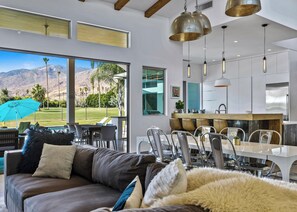 Smart TV, chimenea y estéreo