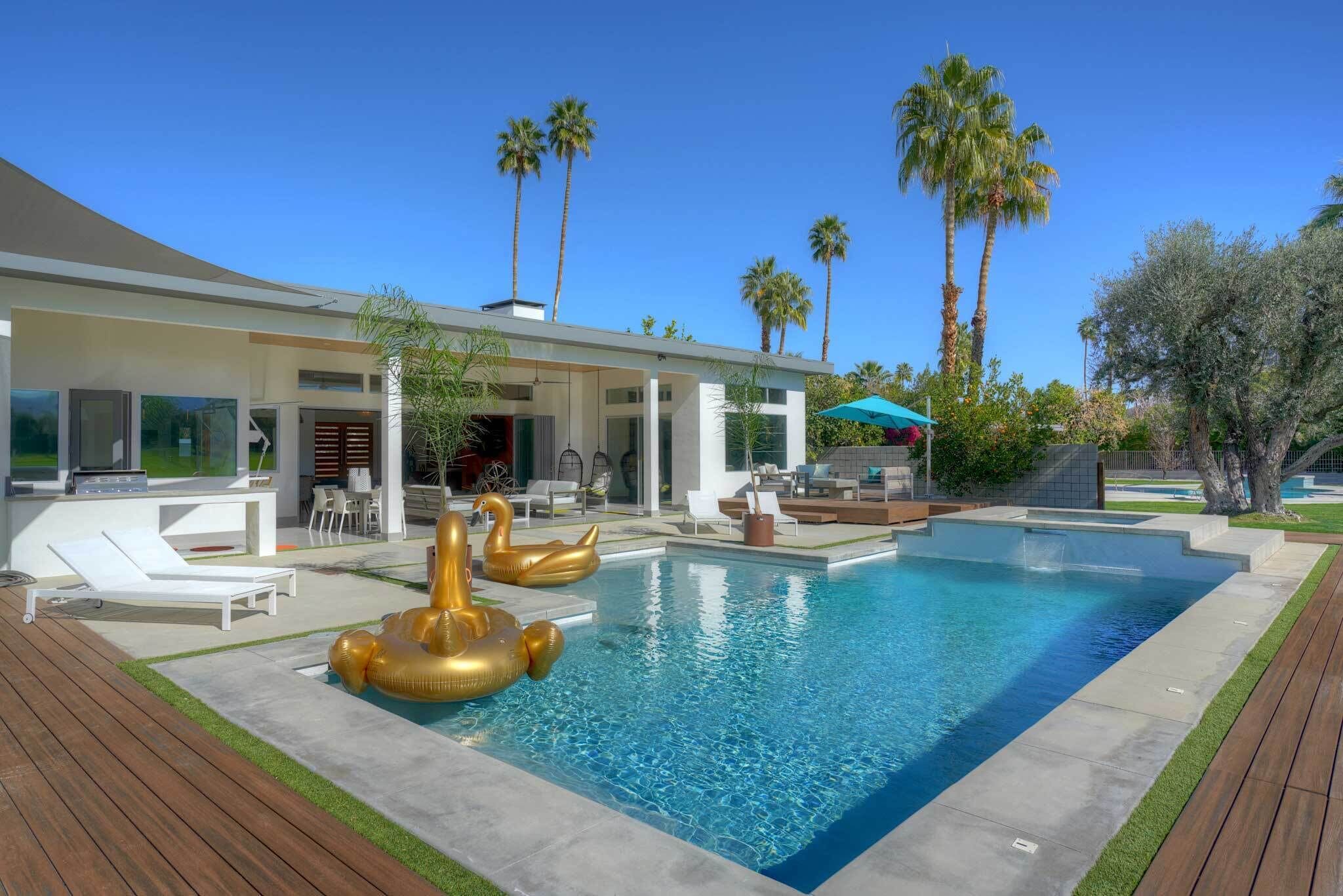 Una piscina al aire libre