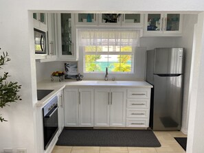 Fridge, microwave, oven, stovetop - The Palms Diamond-Delightful Decorous, your host is Dependable  (Bridgetown)