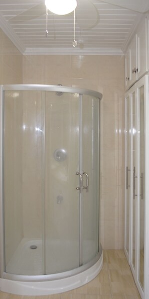 Regadera, secadora de cabello, toallas, shampoo 