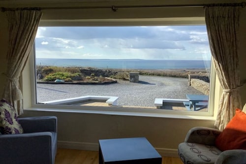 4 bedroom 3 bathroom cosy luxurious property with spectacular ocean views