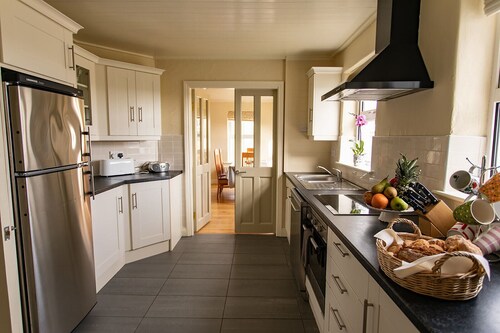 4 bedroom 3 bathroom cosy luxurious property with spectacular ocean views 