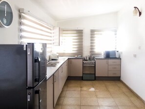 Kjøleskap, mikrobølgeovn, ovn og kokeplater