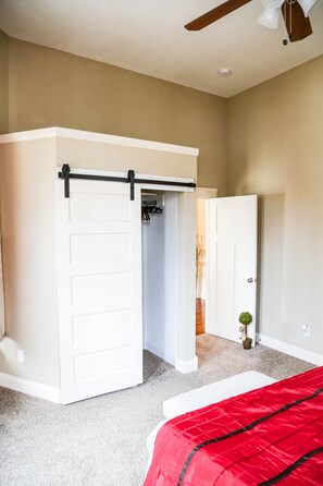 4 habitaciones, tabla de planchar con plancha, wifi y ropa de cama