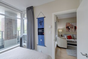 2 chambres, bureau, fer et planche à repasser, lit de bébé portatif