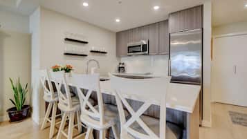 Réfrigérateur, micro-ondes, four, plaque de cuisson