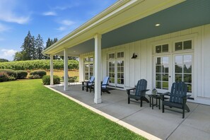 Terrace/patio - Southfield Cottage: A Perfect Wine Country Stay! (Newberg)