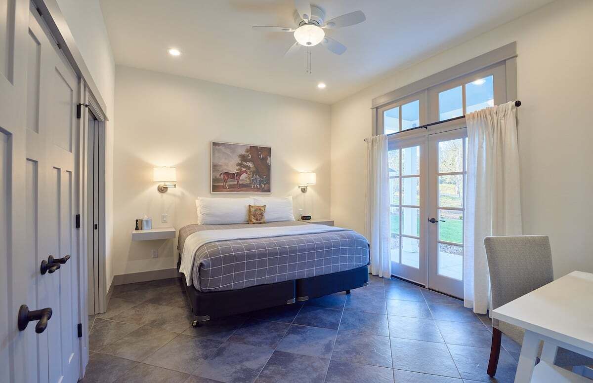 2 makuuhuonetta, työpöytä, silitysrauta/-lauta, vauvan matkasänky