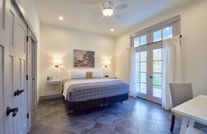 2 bedrooms, desk, iron/ironing board, travel cot - Southfield Cottage: A Perfect Wine Country Stay! (Newberg)