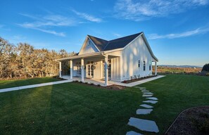 Exterior - Southfield Cottage: A Perfect Wine Country Stay! (Newberg)