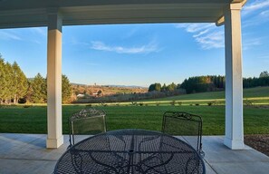 Outdoor dining - Southfield Cottage: A Perfect Wine Country Stay! (Newberg)