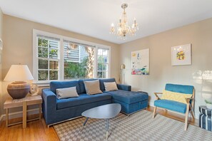 TV, offices - Charleston Living Redefined | Southard Cottage (Charleston)