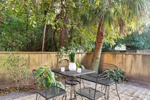 Outdoor dining - Charleston Living Redefined | Southard Cottage (Charleston)