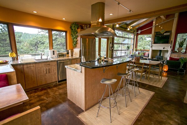 Frigorífico, microondas, horno y placa de cocina