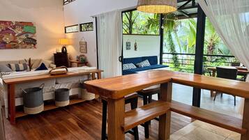 Télévision, livres, médiathèque, chaîne hi-fi