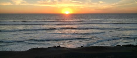 På stranden, liggestole, badehåndklæder