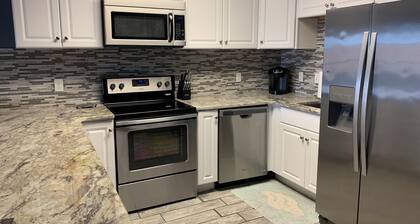 ¡HERMOSO Y LIMPIO! Condominio renovado frente al mar con vistas épicas y piscina