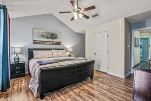 3 bedrooms, iron/ironing board, free WiFi, bed sheets - 3 Bedroom Beach Townhouse17, one block to beach, Gulfport/Biloxi (Gulfport)