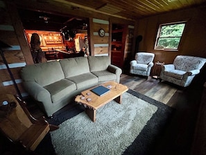 Smart TV, chimenea, reproductor de DVD y futbolito 