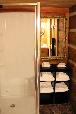 Shower, towels - Beautiful Authentic Log Cabin in the Mountains! Last minute booking deals! (Sevierville)