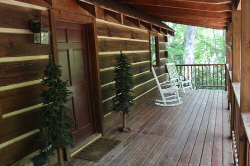 Beautiful Authentic Log Cabin in the Mountains! Last minute booking deals!