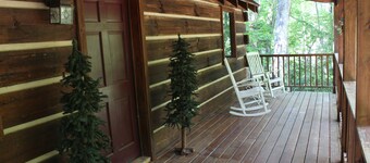 Beautiful Authentic Log Cabin in the Mountains! Last minute booking deals!
