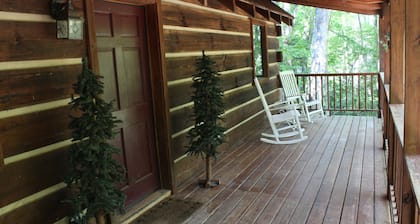 Beautiful Authentic Log Cabin in the Mountains! Last minute booking deals!