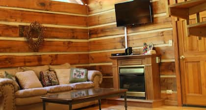 Beautiful Authentic Log Cabin in the Mountains! Last minute booking deals!