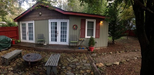 Fresh Newly Remodeled Cranberry Cottage.  Private-Walk to Restaurants & Shopping