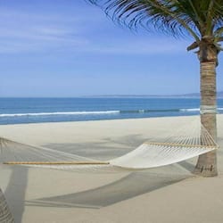 En la playa, camastros y toallas de playa