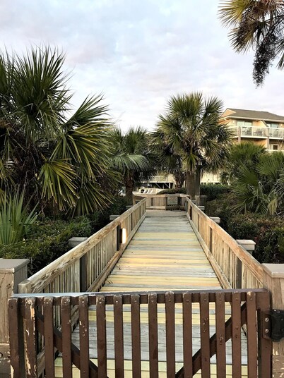 Immaculate condo. Direct Oceanfront - 2nd floor. Breathtaking Views.