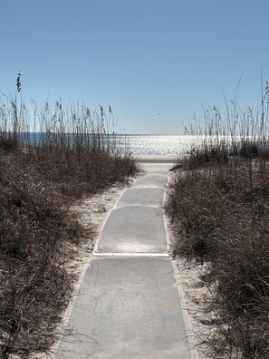 Rannalla, aurinkotuoleja