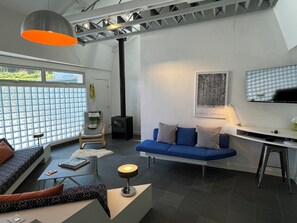 Smart TV, DVD player, books, stereo