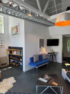 Smart TV, DVD player, books, stereo