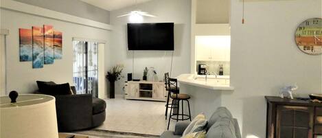 Smart-TV, DVD-Player, Tischtennisplatte, Stereoanlage