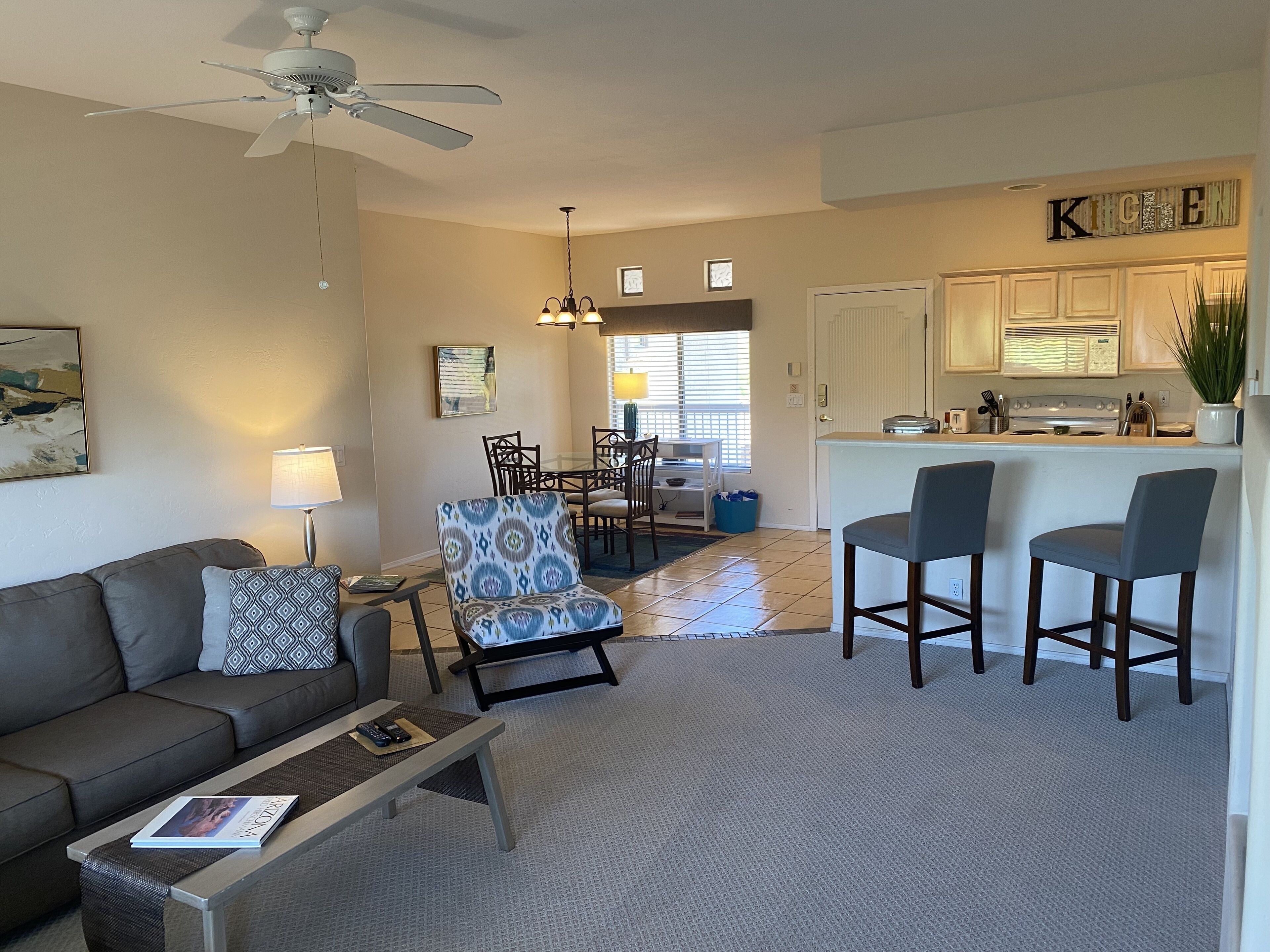 智能電視、DVD 播放機、書籍、音響