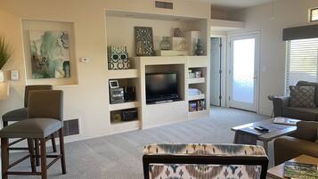 Älytelevisio, DVD-soitin, kirjoja, stereot