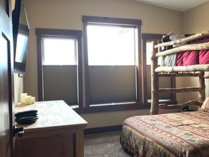 3 bedrooms, iron/ironing board, travel cot, free WiFi - Luxury Home, Hiking Trails, Views, Private Hot Tub! (Fraser)