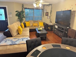 Een smart-tv en een open haard