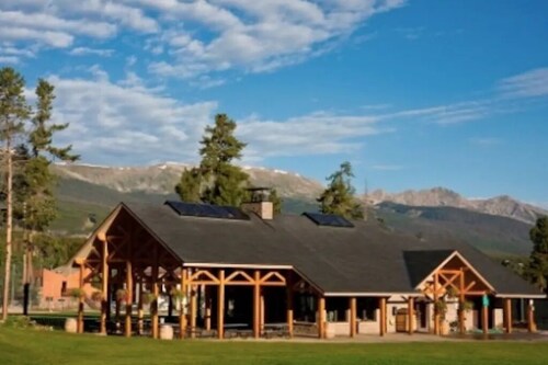 Modern Cottage🏡3 Blocks to Main🚠4 minutes to Gondola♨️Hot Tub🐶Pets🤑$0 Cleaning fee