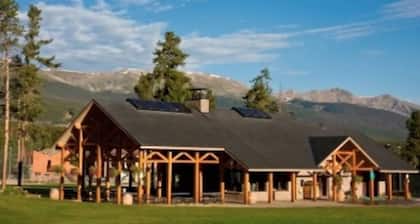 Modern Cottage🏡3 Blocks to Main🚠4 minutes to Gondola♨️Hot Tub🐶Pets🤑$0 Cleaning fee