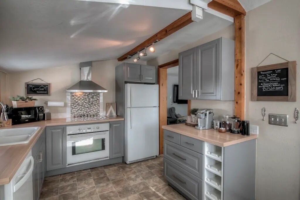 Kjøleskap, mikrobølgeovn, ovn og kokeplater