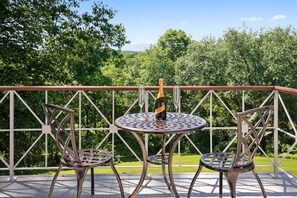 Outdoor dining - NEW! Gated 21 Acre Modern Luxury Estate Heated Pool Hot Tub Gym Movie Theater. (Rhinebeck)