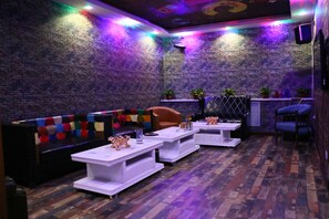 Daily buffet breakfast (CNY 40 per person)