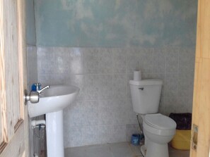 Cabaña económica, dormitorio mixto | Baño | Regadera 