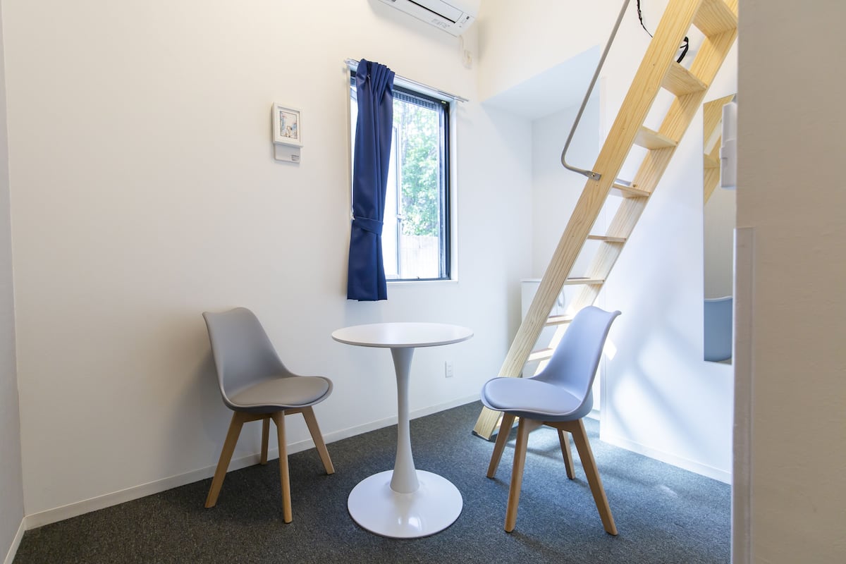 Kamar Double, 1 Tempat Tidur Double (Loft) | Meja kerja, tirai kedap cahaya, setrika/meja setrika, dan Wi-Fi gratis