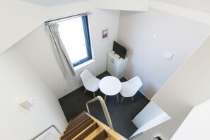 Dobbeltrom, 1 dobbeltseng (Loft) | Skrivebord, blendingsgardiner, strykejern/-brett og wi-fi (inkludert)