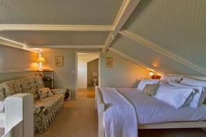 Suite Deluxe | Decoración personalizada, muebles diferentes, escritorio y wifi gratis