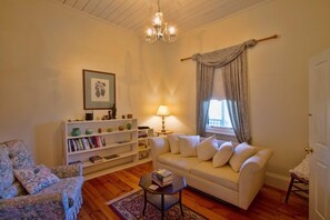 Habitación | Área de sala de estar | Televisión de pantalla plana
