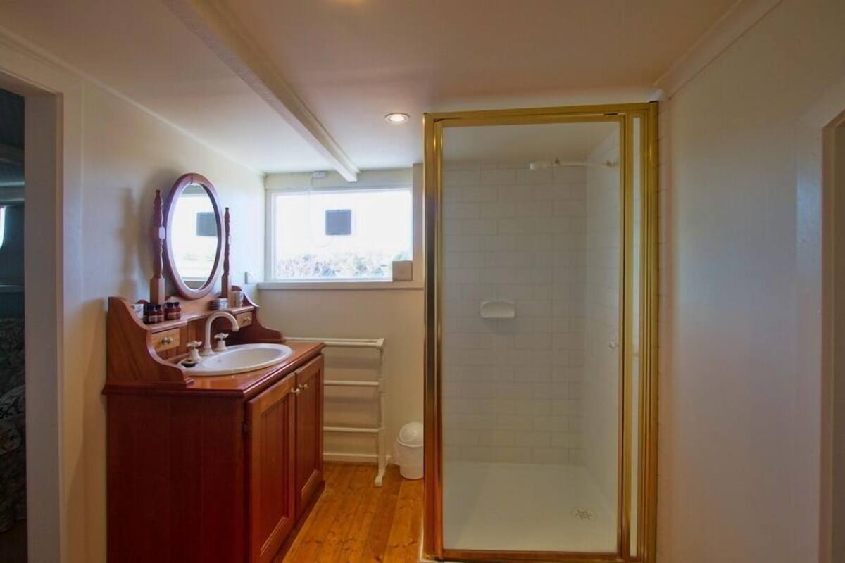 Habitación doble, 1 cama matrimonial, baño compartido | Baño | Amenidades de baño gratuitas, secadora de cabello, toallas